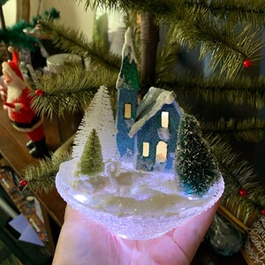 Vintage iluminado casa de natal natal putz diorama montagem açucarado neve cena garrafa escova árvore veado mcm retro kitsch decoração