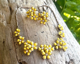 Vintage Yellow Floral Daisy Necklace Choker Earrings Demi Parure MCM 1950 1960 Mid Century Plastic Retro Bride Bridal Set 2 Spring Easter