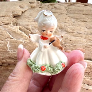 Estatueta de anjo de Natal vintage Napco, anjo dançando, violino, espaguete floral, cerâmica, estatueta musical de anjo, decoração retrô kitsch MCM