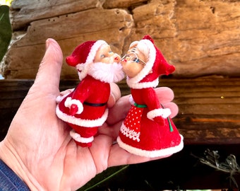 Vintage Mr & Mrs Santa Claus Christmas Ornament Flocked Mr Mrs Santa Claus 1970 1980 Kissing Santa Claus Retro Kitsch Decor Set 2 NIOP