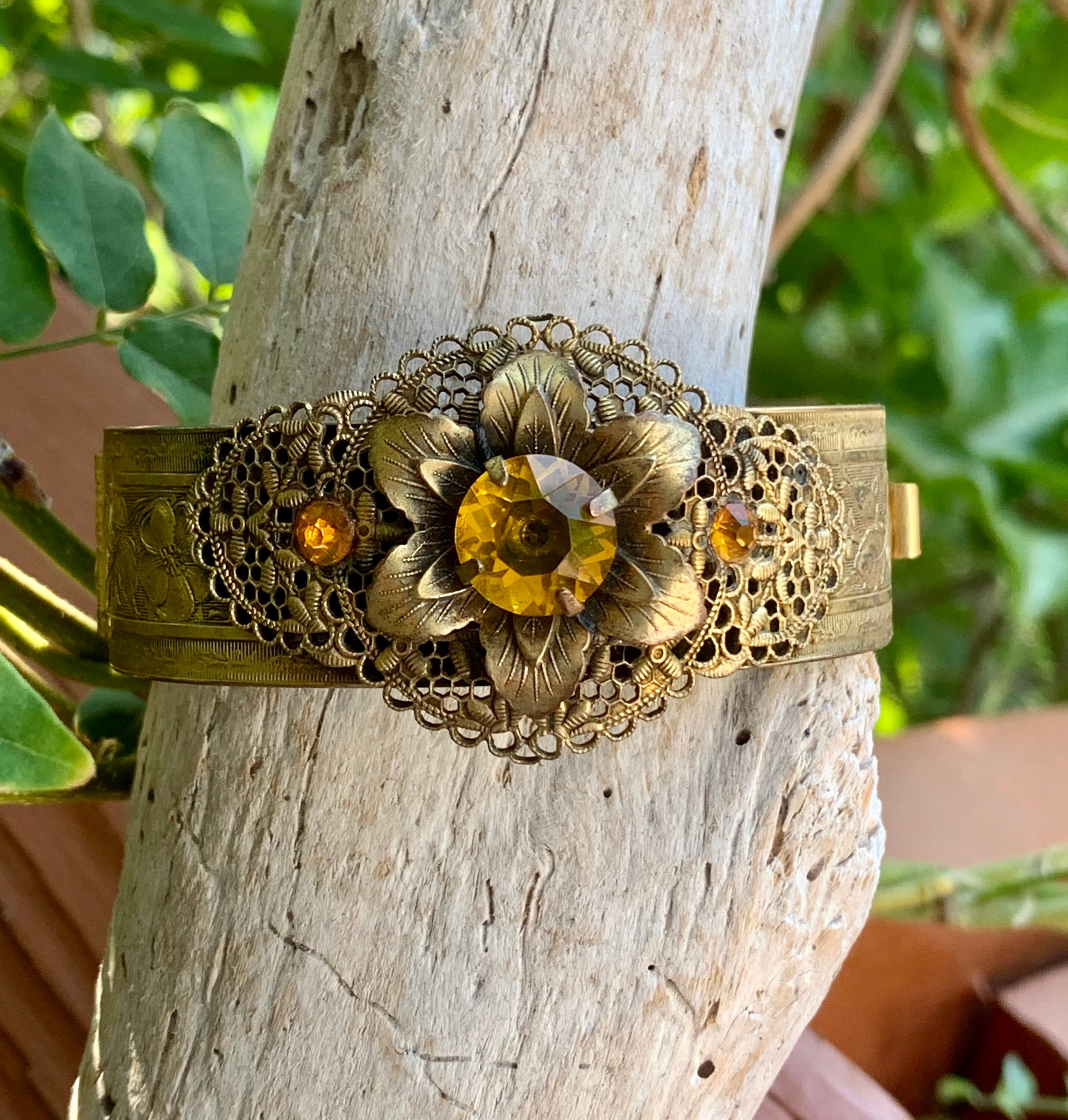 ミィ様✳️vintage調 Collage Cuff bracelet 鍵 Vintage Czech Glass Bracelet Cuff 1940 1950 Brass Floral Hinged
