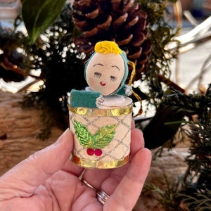 Vintage 1960 1970 Elf Pixie Trommler Weihnachten Ornament MCM Elfe Pixie Trommel Foil Holly Berry Japan Retro Kitsch Winter Urlaub Dekor