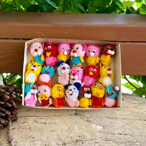 Vintage Pom Pom Ornament 1960 1970 Filz rosa blau gelb Küken Hase Hund Schwein Kulleraugen Retro Kitsch Ostern Dekor Set 19