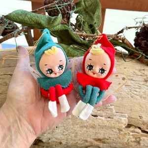 Adorno navideño vintage NAPCO Elf Pixie Knee Hugger, años 1950-1960, cara de tela, fieltro rojo y verde, alas de tul, decoración retro kitsch, juego de 2