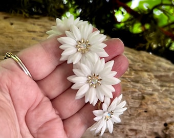 Vintage CORO White Daisy Armband 1950 1960 Retro Kunststoff Blumen Armband Blumenarmband Retro Braut Braut Rockabilly Hochzeit Sommer
