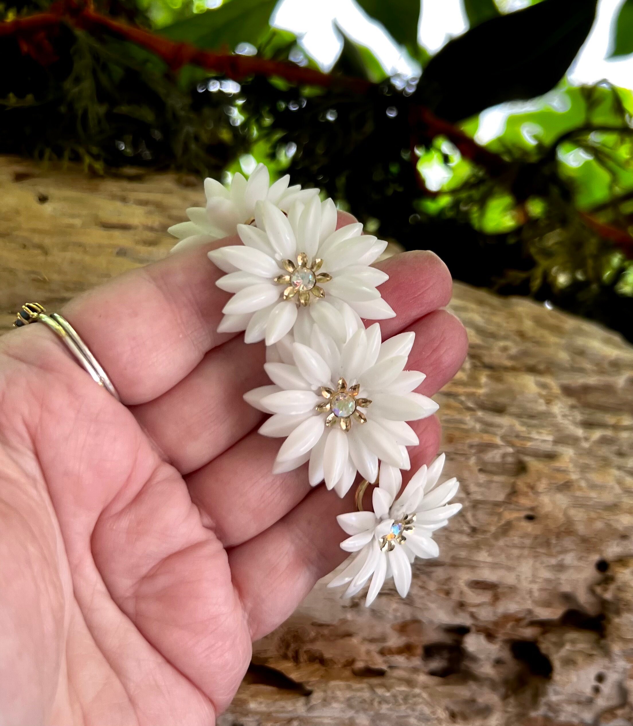 Vintage CORO White Daisy Bracelet 1950 1960 Retro Plastic