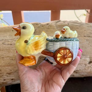 Puede incluir: Un juego de tres tazas de cerámica con un acabado mate moteado. Las tazas son de color crema, gris claro y gris oscuro. Cada taza tiene un diseño simple y moderno y un asa redondeada. Ideal para café o té.