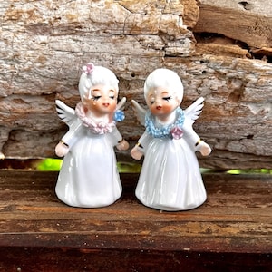 Vintage Napco Valentine Kissing Angel Figurine Spaghetti Floral Napcoware Ceramic MCM Retro Angel Girl Flowers Lei Wreath Set 2 Easter Decor