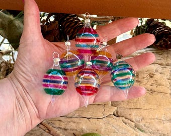 Adorno navideño vintage de 1980 con forma de lágrima de cristal a rayas BRADFORD, rosa, azul, verde y amarillo, diseño de Sputnik atómico, estilo retro kitsch, juego de 6 unidades, MINT