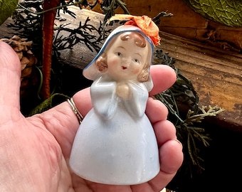 Adorno navideño vintage Napco? de 1957 con forma de campana de monja rezando. Adorno retro de monja. Cerámica azul japonesa MCM. Monja católica religiosa de 8,9 cm.