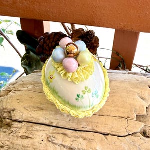 Vintage Irische Dresdner Porzellan Ei Figur Gelbe Blumenspitze Pastell Rosa Blau Gelb Metallic Gold Eier Irland Frühling Ostern Dekor IOB