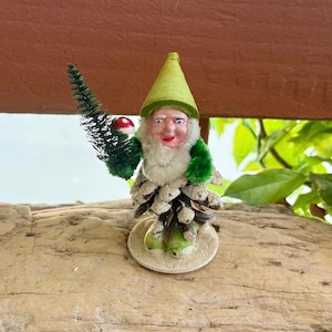 Adorno navideño vintage de piña de piña compuesta con forma de elfo, duende y gnomo, de 1930-1940, fabricado en Alemania Occidental con arcilla, algodón hilado y estilo retro kitsch.