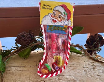 Calza della Befana per bambini con giocattoli vintage, anni '50 e '60, auto da corsa, fischietto, giocattoli per trucchi di magia, Giappone, arredamento kitsch retrò di metà secolo, NIOP