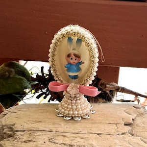 Vintage Push Pin Faux Perle Osterhase Pixie Diorama Ei Ornament 1960 1970 Handmade Perlen Pailletten Retro Kitsch Ostern Dekor