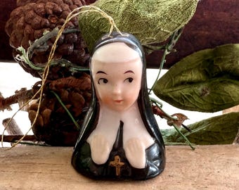 Adorno navideño vintage de campana de monja, 1940-1950, MCM, de cerámica, de monja japonesa, religiosa católica, de 2 pulgadas, ARDALT, decoración retro kitsch japonesa.