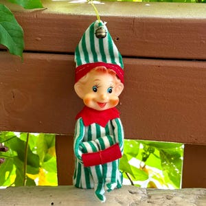 Ornement de Noël vintage Shiny Brite Elf Pixie Knee Hugger, 1950-1960, grand modèle de 20 cm, en caoutchouc vert à rayures, style kitsch rétro japonais.