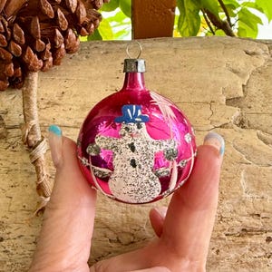 Adorno navideño vintage FANTASIA de muñeco de nieve pintado a mano en vidrio mercurizado, 1940-1950, 2 1/4”, mica rosa, Polonia, decoración retro atómica de mediados de siglo 1