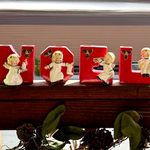 Vintage 1956 NAPCO Engel NOEL Kerzenhalter &#39;Happy Yuletide Quartet&#39; Keramik Brief Vase Kerzenhalter Engel Kind Set 4 Retro Kitsch Decor