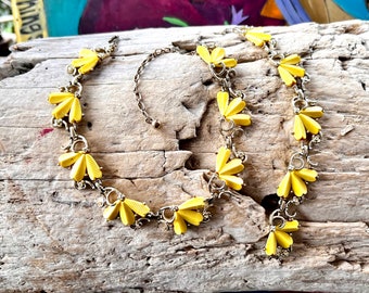 Vintage 1950 1960 Yellow Floral Choker Necklace Choker Bracelet  Plastic Thermoset Demi Parure Retro Bride Bridal Wedding Set 2 Rockabilly