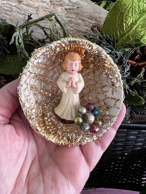 フランス DEPOSE セルロイド 2匹のリス オーバルフレーム アンティーク・ブローチ - Antique Voyage （アンティーク・ボヤージュ） セルロイド　オーナメント　アンティーク　フランス　天使