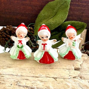 Vintage Napco Christmas Angel Figurine MCM 1960 1970 Ceramic Spaghetti Trim Angel Girl Retro Kitsch Wreath Tree Gift Napcoware Decor Set 3