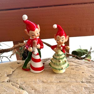 Conjunto de 2 figuras vintage Josef Original Elf Pixie Christmas Tree Candy Cane, em cerâmica japonesa, estilo retrô kitsch, da metade do século XX (1950).