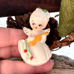 Estatueta de anjo de Natal vintage Napco, anjo dançante, guitarra, espaguete, floral, cerâmica, Napcoware, anjo, menina, MCM, decoração retrô kitsch para feriados