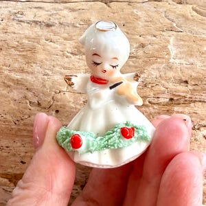 Estatueta de anjo de Natal vintage Napco, anjo dançando, violino, espaguete floral, cerâmica, estatueta musical de anjo, decoração retrô kitsch MCM