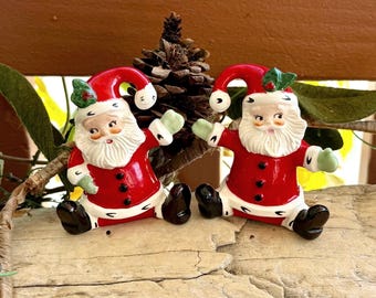Set vintage natalizio LEFTON Babbo Natale Sale Pepe MCM 1950 in ceramica giapponese seduto Babbo Natale con bacche di agrifoglio e campanellino, decorazione kitsch retrò, RARO. Set da 2