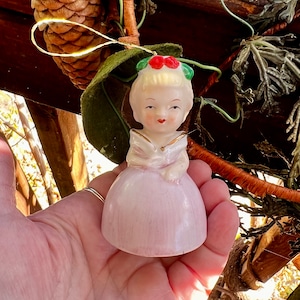 Adorno navideño vintage de campana de ángel de 1957, MCM 1940-1950, de cerámica rosa, con forma de ángel y bayas de acebo, de Japón, 7,6 cm, decoración retro kitsch.