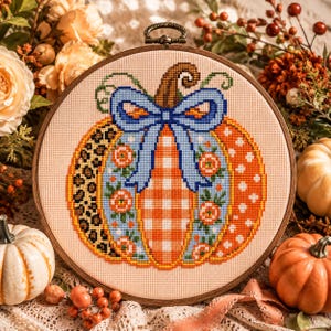Schema per punto croce a forma di zucca patchwork - Ricamo floreale cottagecore con fiocco blu (PDF)