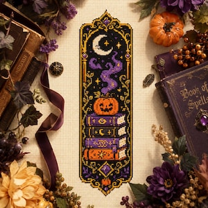 Può includere: Un motivo a punto croce verticale su tessuto color crema raffigurante una pila di quattro libri sormontata da una zucca, circondata da fumo viola, una luna crescente e stelle, il tutto racchiuso in un bordo decorato nero, oro e viola.