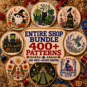 Pode incluir: Uma coleção de oito padrões circulares de ponto cruz em bastidores de madeira rodeando uma peça central de tecido com o texto: ENTIRE SHOP BUNDLE 400+ PATTERNS PAY ONCE ACCESS FOREVER. Os desenhos incluem um fantasma, gato, casa, monstro e mais.