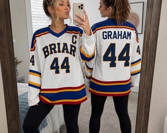 Maglia da hockey bianca Graham 44 della Briar University, maglia da hockey fuori dal campus, felpa Briar U, maglia da hockey College Romance, fuori dal campus 2026
