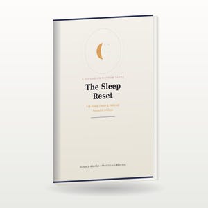 Op de afbeelding: Een boek getiteld The Sleep Reset met een crèmekleurige kaft en een gouden maansikkel-icoon. De tekst luidt A Circadian Rhythm Guide, The Sleep Reset, Fall Asleep Faster & Wake Up Rested in 14 Days, en Science-Backed, Practical, Restful.