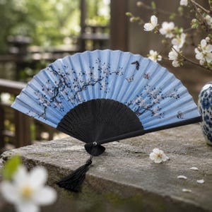 Ventaglio pieghevole con fiori di ciliegio blu, ventaglio giapponese in bambù e seta, decorazione asiatica con farfalle dipinte a mano.