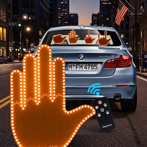 Puede incluir: Una pantalla de luz LED naranja con forma de mano para coche con mando a distancia. La luz presenta múltiples iconos de gestos, incluyendo una palma, un puño y signos con los dedos. Diseñada para montarse en la luneta trasera del vehículo.