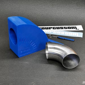 Könnte beinhalten: Eine blaue Schweißlehre aus Kunststoff mit 76 mm und 90 mm Markierungen, ein gebogener Rohrbogen aus Edelstahl, zwei weiße Aufkleber mit dem Text SOUPCUSTOM und ein kleiner blauer Schlüsselanhänger mit dem Text SOUPCUSTOM an einem Metallring.