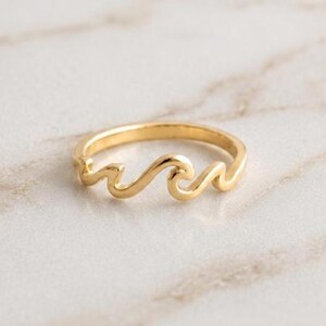 Anillo con diseño de olas chapado en oro de 14 quilates, delicado anillo apilable inspirado en el océano.