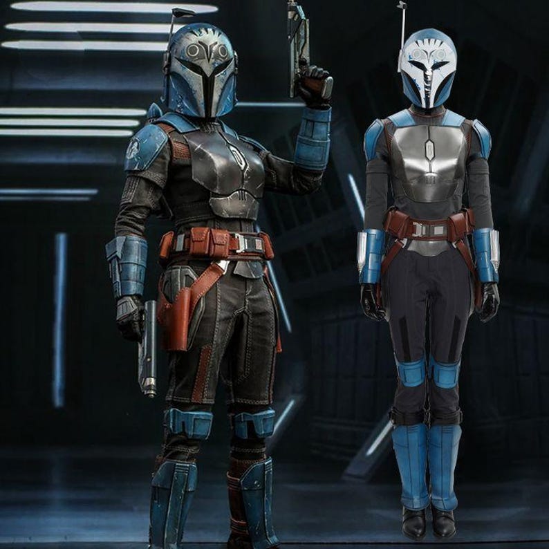 Pu&ograve; includere: Due action figure articolate vestite con un'armatura mandaloriana dettagliata. Le figure presentano caschi blu e argento con segni simili a gufi, pettorali metallici, tute in tessuto scuro, cinture marroni e protezioni blu per braccia e gambe.