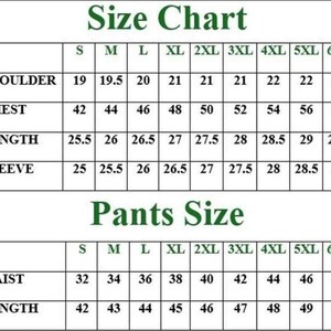 Puede incluir: Una tabla de tallas en blanco y negro para ropa, con dos tablas con encabezados verdes. La tabla superior enumera las medidas de hombro, pecho, largo y manga para las tallas S a 6XL. La tabla inferior enumera la cintura y el largo de los pantalones.