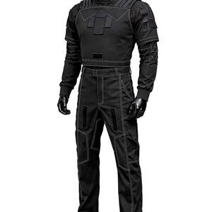 Puede incluir: Un conjunto t&aacute;ctico negro compuesto por una parte superior de manga larga con cuello alto y pantalones a juego. El conjunto presenta costuras blancas en contraste, paneles estructurados en los hombros, parches rectangulares en el pecho y las piernas, y pu&ntilde;os acanalados.