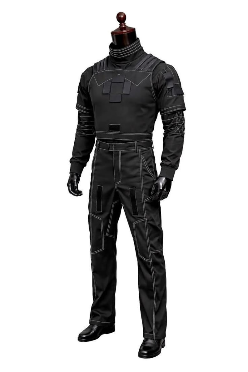 Puede incluir: Un conjunto t&aacute;ctico negro compuesto por una parte superior de manga larga con cuello alto y pantalones a juego. El conjunto presenta costuras blancas en contraste, paneles estructurados en los hombros, parches rectangulares en el pecho y las piernas, y pu&ntilde;os acanalados.