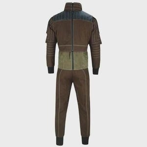 Puede incluir: Un mono de color marr&oacute;n y verde oliva con cuello alto, cremallera frontal completa y mangas largas con pu&ntilde;os negros acanalados. La prenda incluye paneles estructurados en los hombros con costuras horizontales y pantalones a juego con costuras.