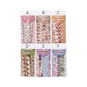 Pode incluir: Seis conjuntos de fitas decorativas rotuladas de A a F, cada uma num cart&atilde;o com um tema &uacute;nico: Flowers Weave Soft Words, Knitting Cute Pet, Sweet Weaving, Fabric Forest, Lace Butterfly e Soft Woven Shadow, apresentando v&aacute;rios padr&otilde;es.