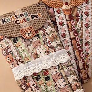 Pode incluir: Dois pacotes de adesivos Knitting Cute Pet com 20 pe&ccedil;as cada. A embalagem exibe uma cabe&ccedil;a de urso de croch&ecirc; marrom e v&aacute;rios designs de adesivos, incluindo animais de croch&ecirc;, morangos, cupcakes e padr&otilde;es de acabamento em renda.