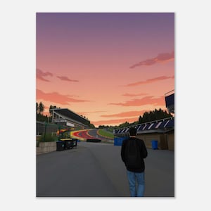 Può includere: Un'illustrazione digitale di una persona con zaino nero e jeans blu che cammina verso un circuito automobilistico al tramonto. La scena presenta un'area asfaltata con bidoni neri, una tribuna e un cielo dai toni arancioni e viola.