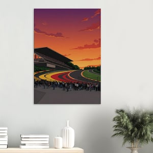 Può includere: Un'illustrazione digitale verticale di una curva di un circuito automobilistico con cordoli dipinti in nero, rosso e giallo. Una grande tribuna si trova a sinistra sotto un cielo al tramonto arancione e viola, con una folla riunita in basso.