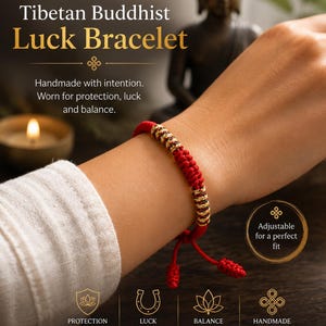 Może przedstawiać: Czerwona bransoletka ze sznurka ze złotymi cylindrycznymi koralikami. Tekst na obrazku brzmi: Tibetan Buddhist Luck Bracelet, Handmade with intention. Worn for protection, luck and balance., Adjustable for a perfect fit, PROTECTION, LUCK, BALANCE, HANDMADE.