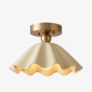 Mässingstaklampa med vågig kant i infälld design | Guldfärgad lampa | Fransk Japandi-armatur